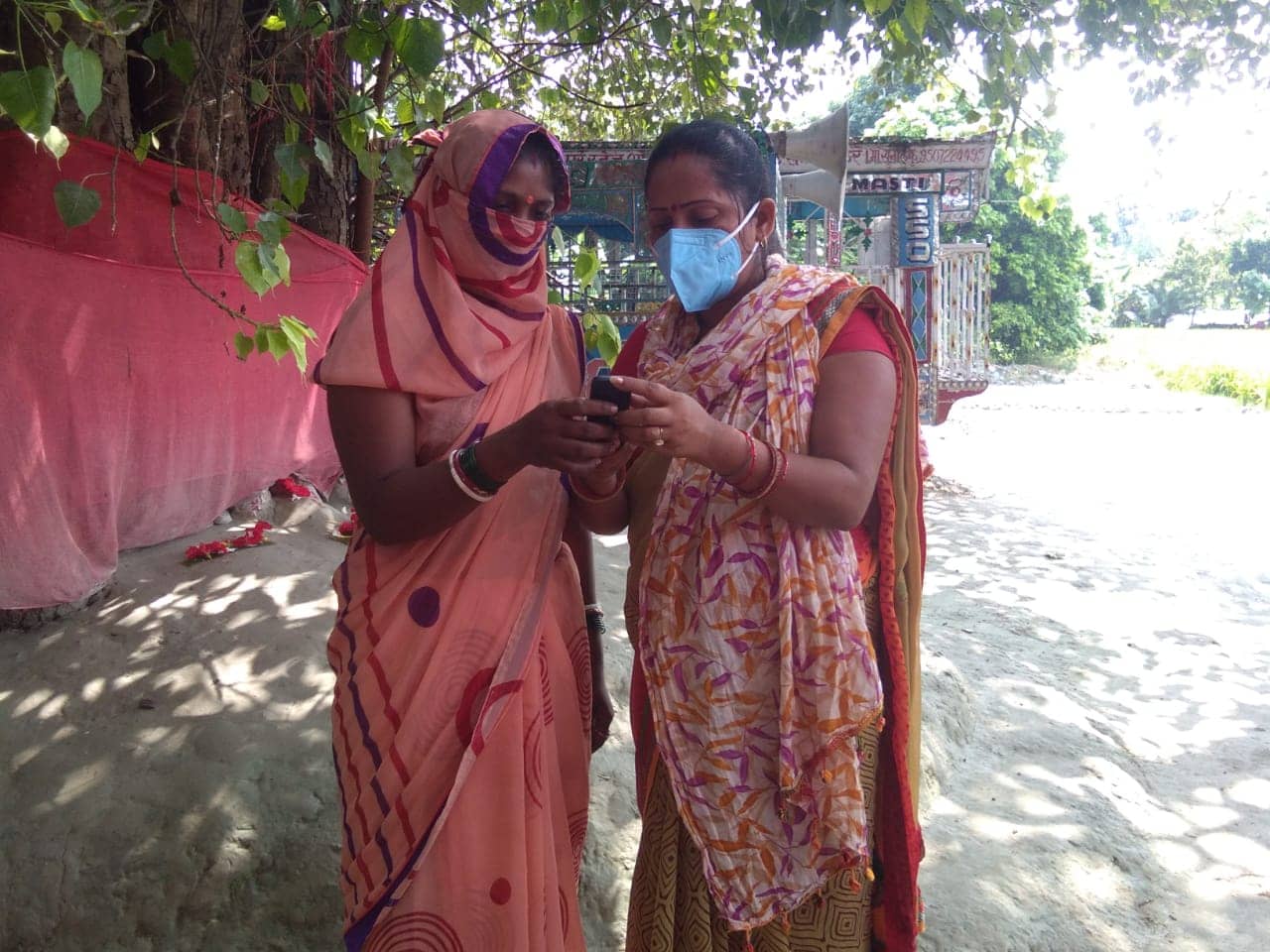 The core team of Izad explaining to women how to access the episodes of the online campaign through mobile